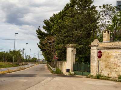 Lasciamo questo luogo e riprendiamo strada Santa Caterina. E dopo cento metri, sulla sinistra, ci imbattiamo nella masseria che d� il nome alla via